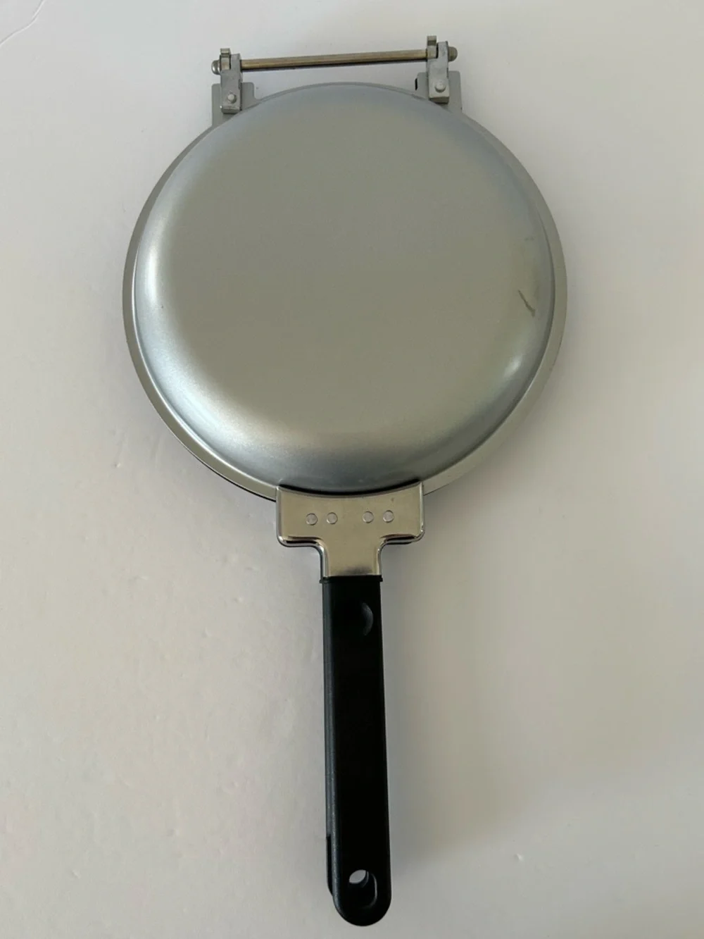 VTG “Pancake Wizard” Set includes: Pan, Batter Dispenser, Booklet, and 4 Shapes